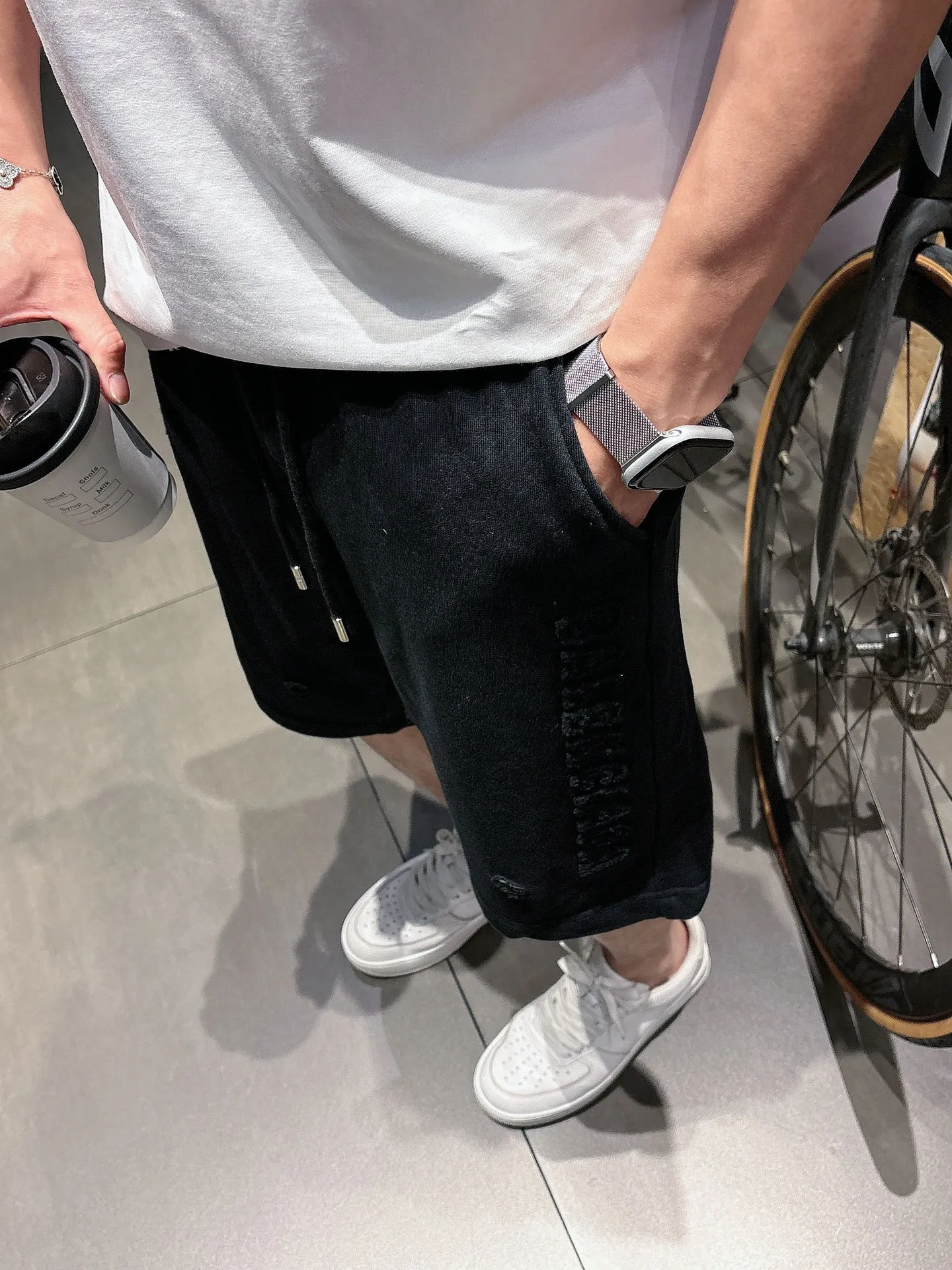 Balenciaga's three-standard complete 2026 summer New Arrival men's casual shorts, advanced custom-made Breathable fabric, Breathable fabric, extremely stretchy and comfortable, impeccable details, top-grade accessories, original logo design concept, delicate and soft feel! The upper body fit is awesome! Size: M-XXXL Please state your height and weight when ordering